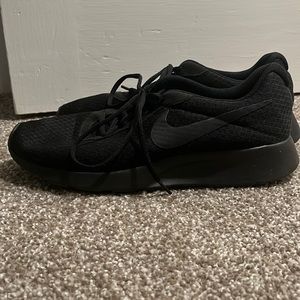 Mens black Nikes